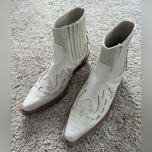 NWOT Coconuts by Matisse Milo Western Cream White Booties Size 10